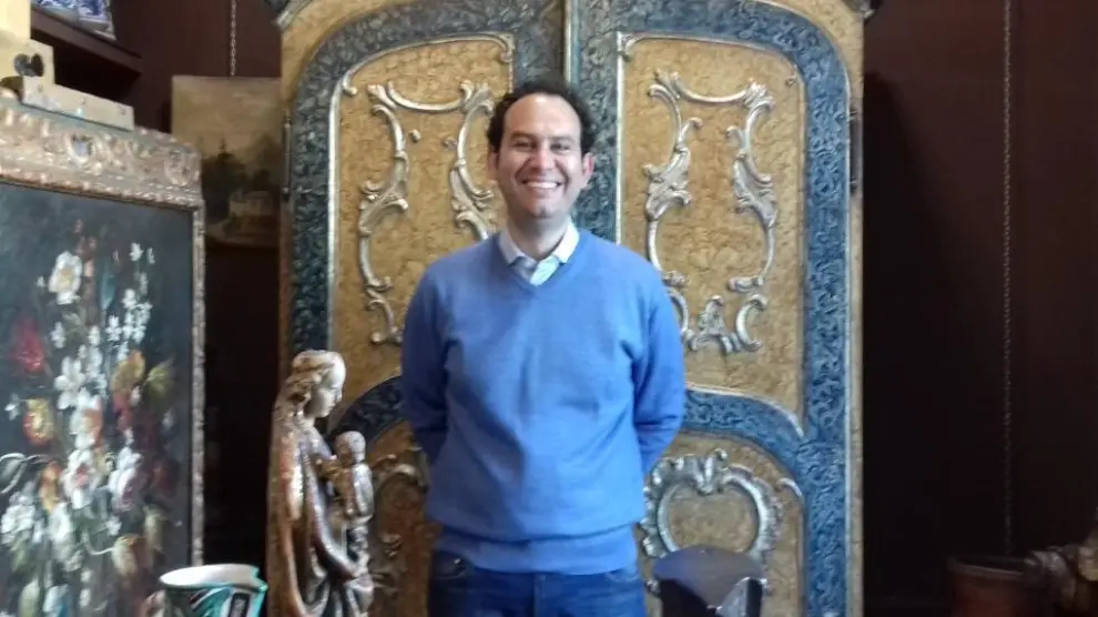 Ramón Gajon, junto a un armario policromado de estilo barroco.