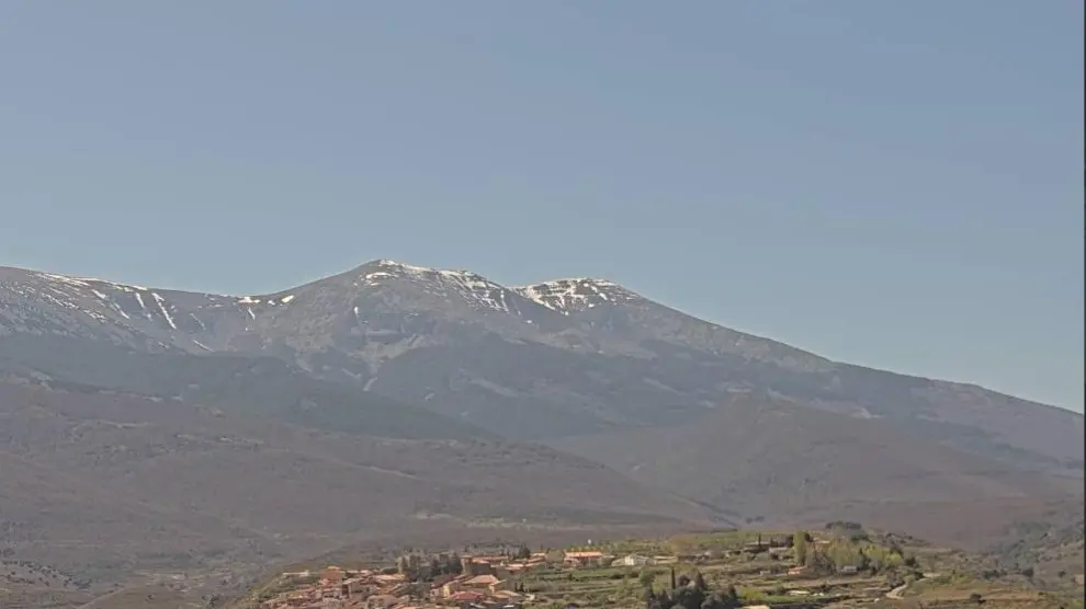 Vista del Moncayo y de Añón desde la nueva webcam instalada en la zona.