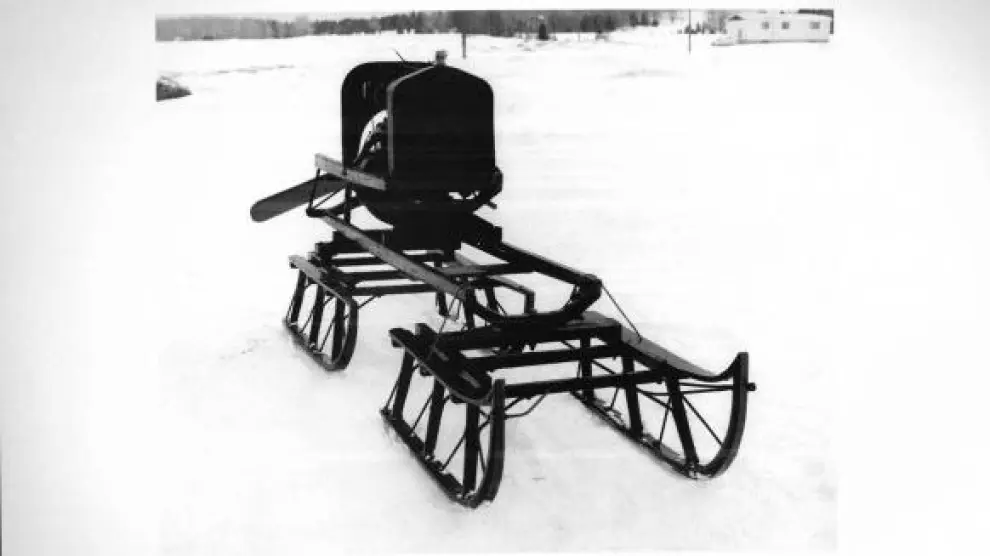 Primer prototipo de motonieve de la historia (Joseph-Armand Bombardier,1922)
