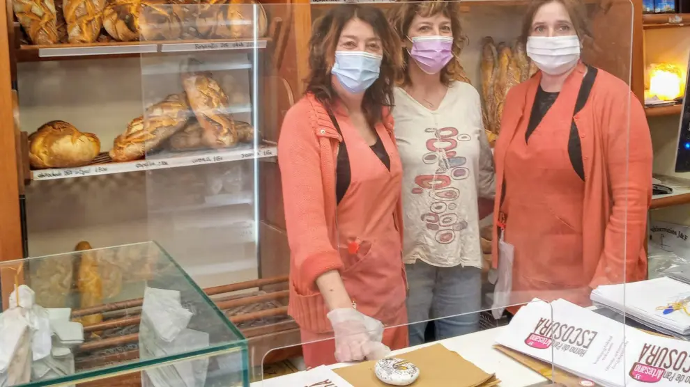 Eva Sola, centro, junto a dos de sus empleadas en la Panadería Artesana Escosura.