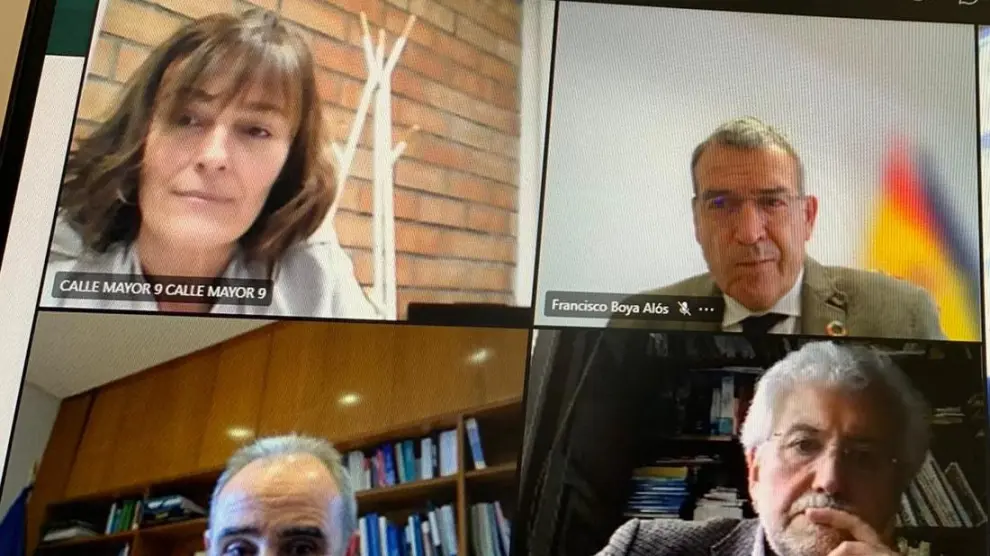 Maite Bardají y otros miembros de Femembalses, con los altos cargos del Ministerio en la videoconferencia.