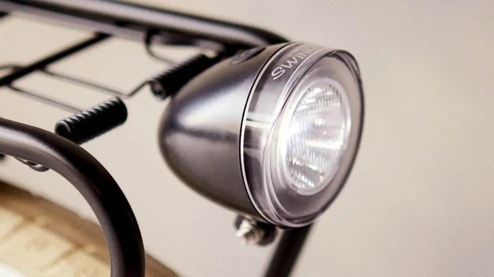 Luz led frontal de estilo vintage de la marca holandesa Veloretti. Incluye un gancho para sujetarla fácilmente a la estructura de la bicicleta o al portaequipajes delantero