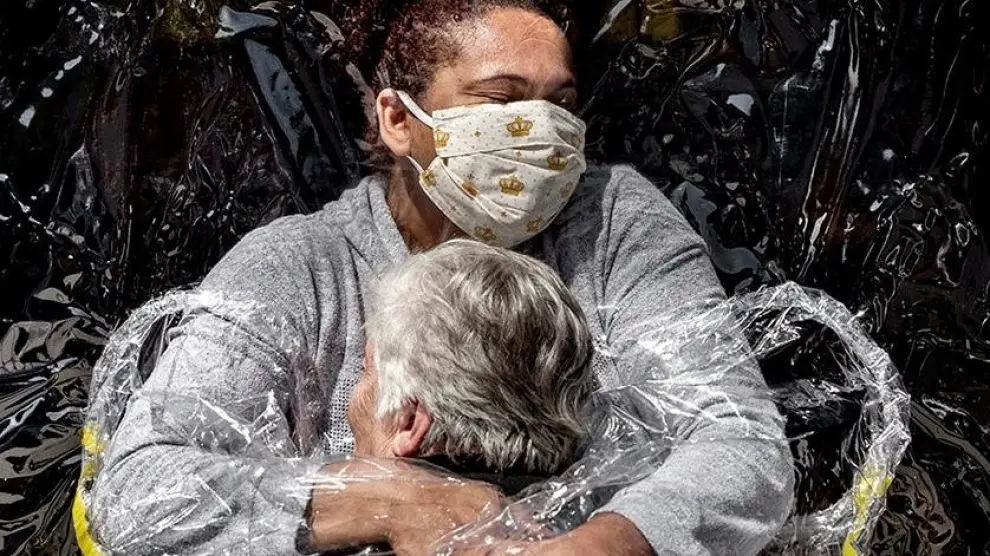 Primer abrazo en pandemia, del danés Mads Nissen, World Press Photo del año
