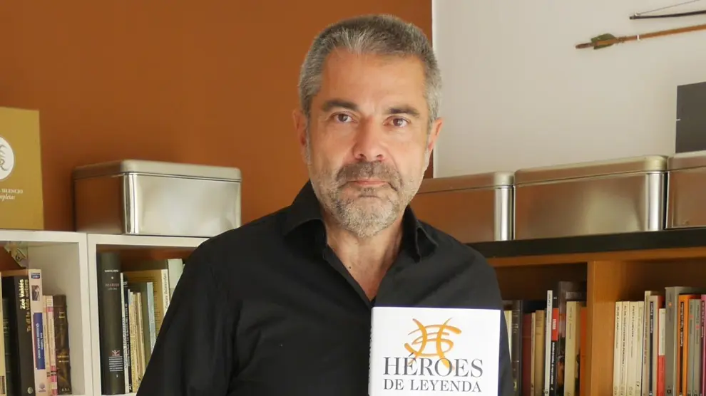 Antonio Cardiel posa con el libro en el estudio de su hogar.