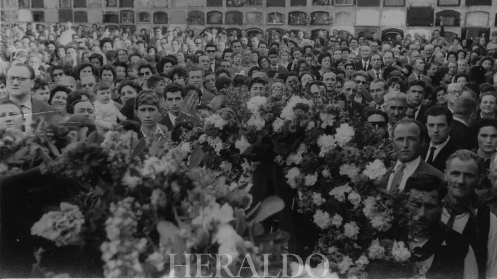 Zaragoza despide a José Oto, en abril de 1961, en el cementerio de Torrero.