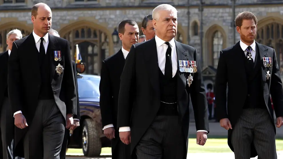 17 April 2021, United Kingdom, Windsor: Prince William (L), Duke of Cambridge, and Prince Harry (R), Duke of Sussex, arrive to St George's Chapel at Windsor Castle for the funeral of Prince Philip, the Duke of Edinburgh. In line with health regulations currently in place in England, only 30 guests will attend the funeral service, most of them members of the Royal Family. Photo: Alastair Grant/PA Wire/dpa..17/04/2021 ONLY FOR USE IN SPAIN[[[EP]]] 17 April 2021, United Kingdom, Windsor: Prince William (L), Duke of Cambridge, and Prince Harry (R), Duke of Sussex, arrive to St George's Chapel at Windsor Castle for the funeral of Prince Philip, the Duke of Edinburgh. In line with health regulations cu