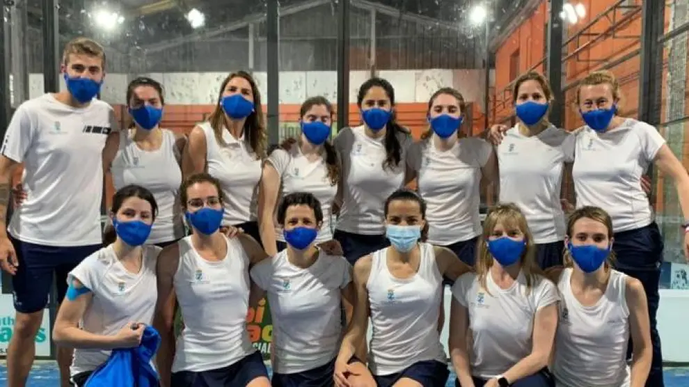 El equipo femenino de pádel del Real Zaragoza Club de Tenis.
