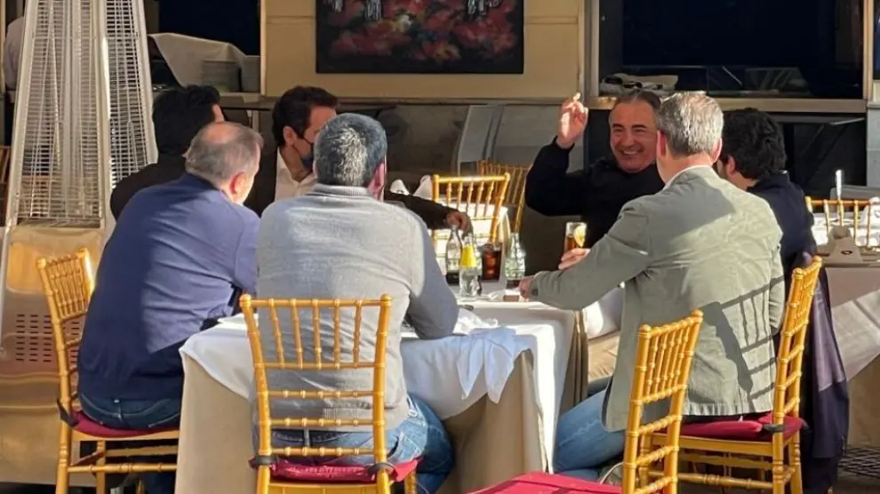 Imagen del encuentro de los dirigentes del PP en la terraza de un restaurante en Murcia.
