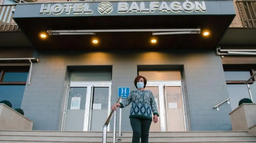 Ana Balfagón, en las puertas de su hotel.