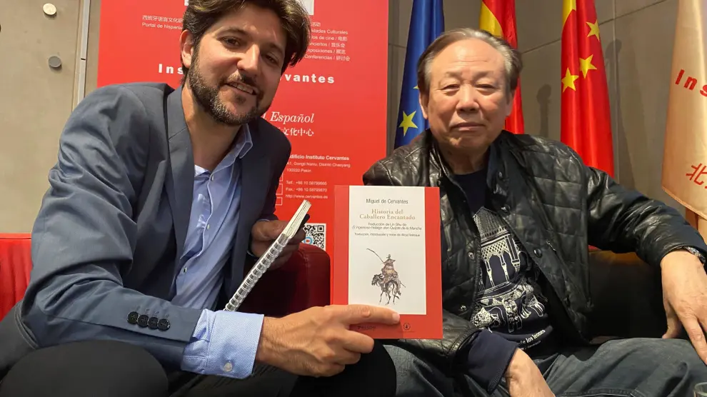 El editor Guillermo Bravo y el hispanista Zhao Zhenjiang, en la presentación del 'Caballero Encantado', en el Instituto Cervantes de Pekín