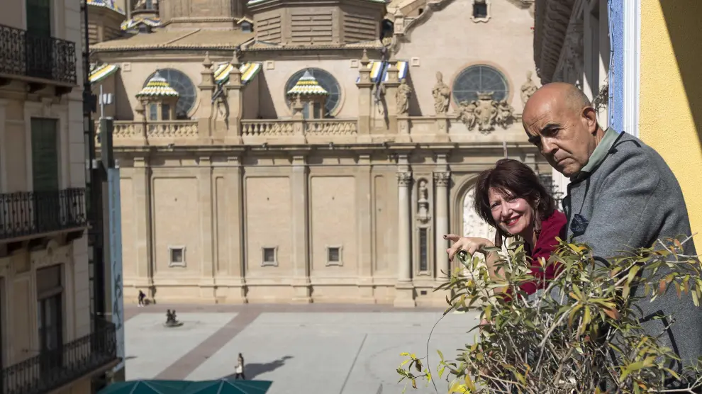 Luis y Catherine, desde el balcón de su casa en la calle Alfonso, de Zaragoza.