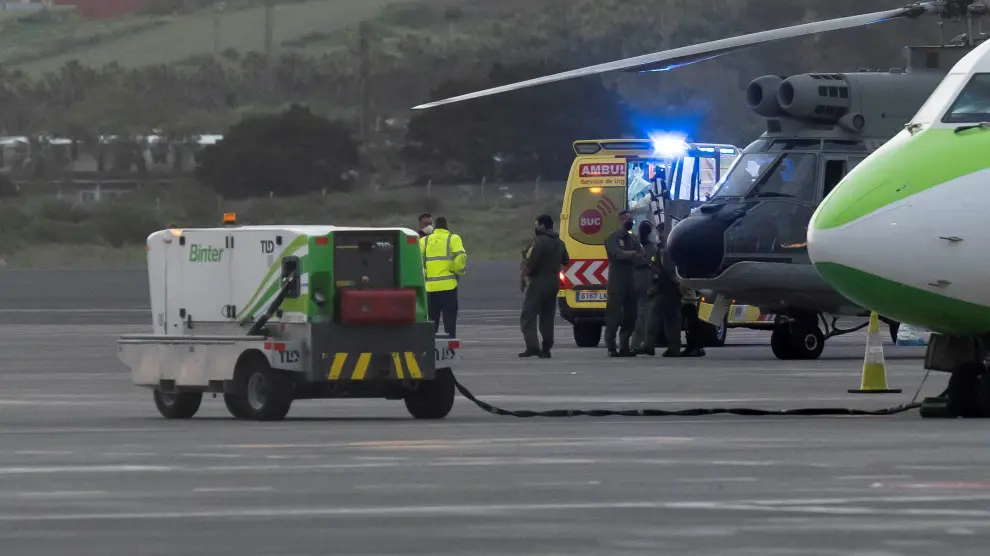 El helicóptero del Servicio Aéreo de Rescate con los tres inmigrantes rescatados de un cayuco