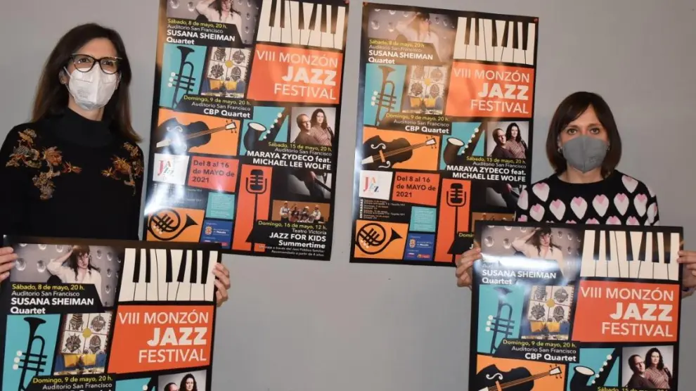 La concejal y la técnico de cultura, con el cartel del VIII Festival de Jazz de Monzón.