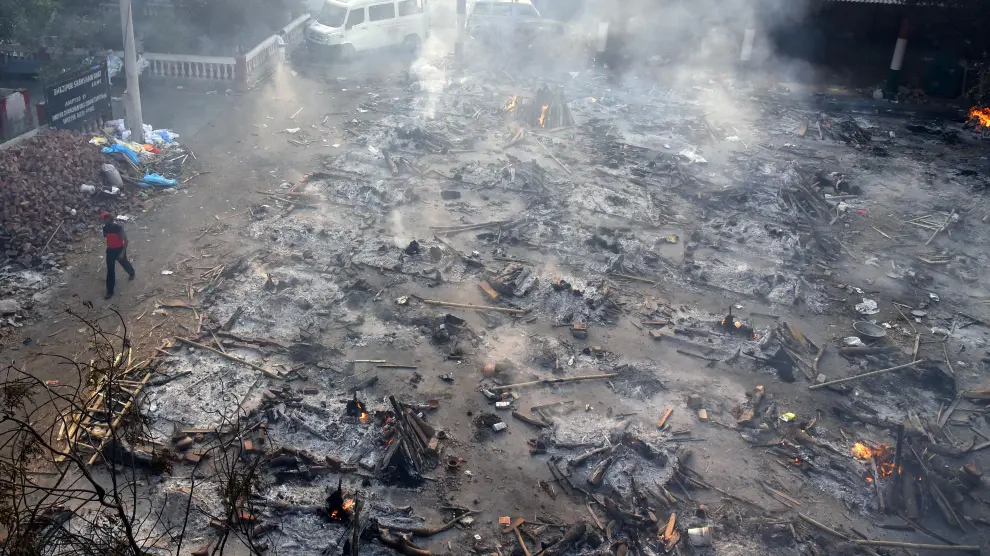Restos de la incineración masiva de fallecidos por covid en Nueva Delhi.