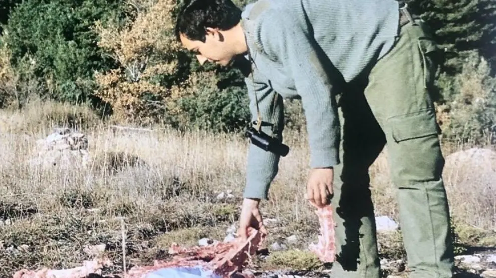 Pascual Garrido aportando comida a un muladar de quebrantahuesos. La foto la tomó el compañero David Gómez Samitier y la incluyó en su libro 'Pájaro de Barro'.