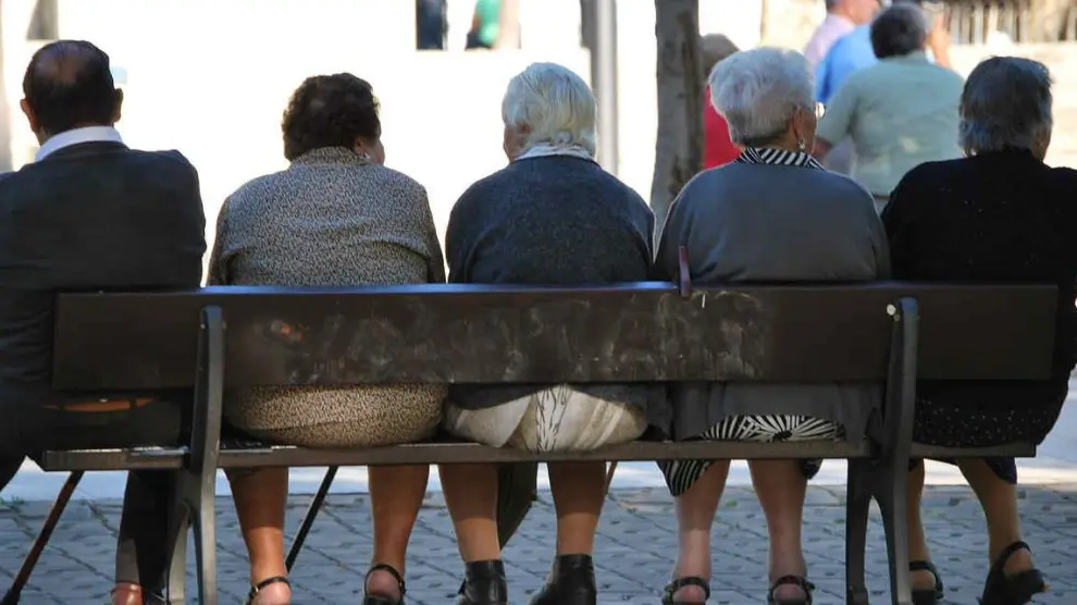 Pensionistas sentados en un banco