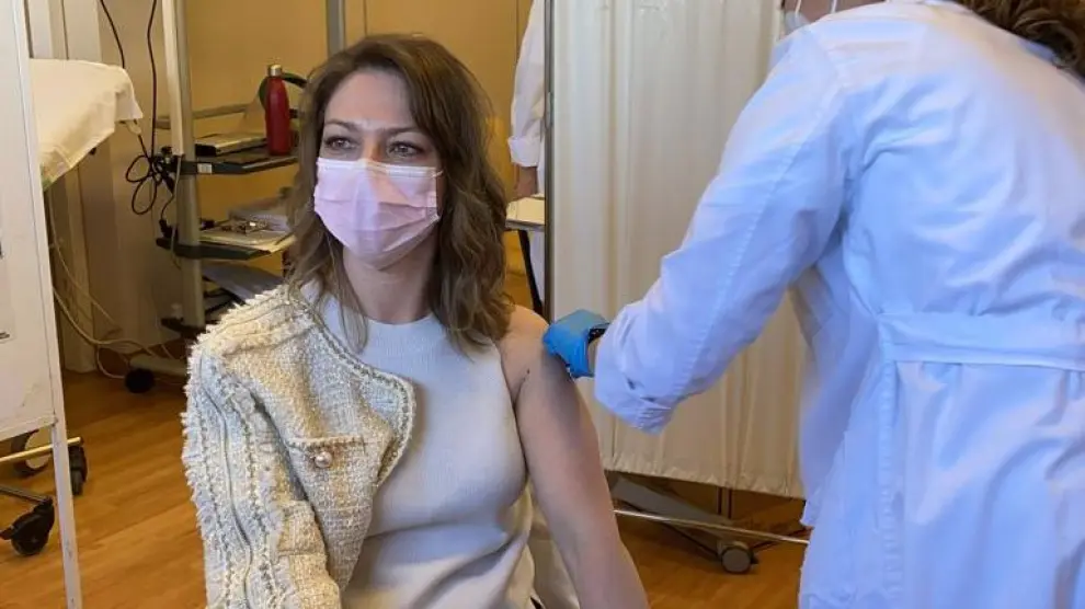La directora del hospital de Barbastro, Elena Castellar, que ejerce de médico internista, vacunándose.