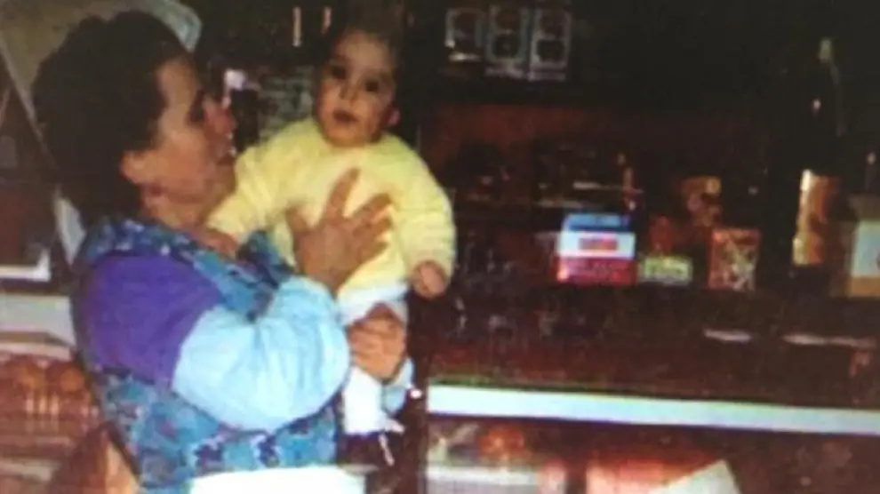 Milagros Maícas con su nieto, el pequeño Domingo, en los primeros años de actividad del horno