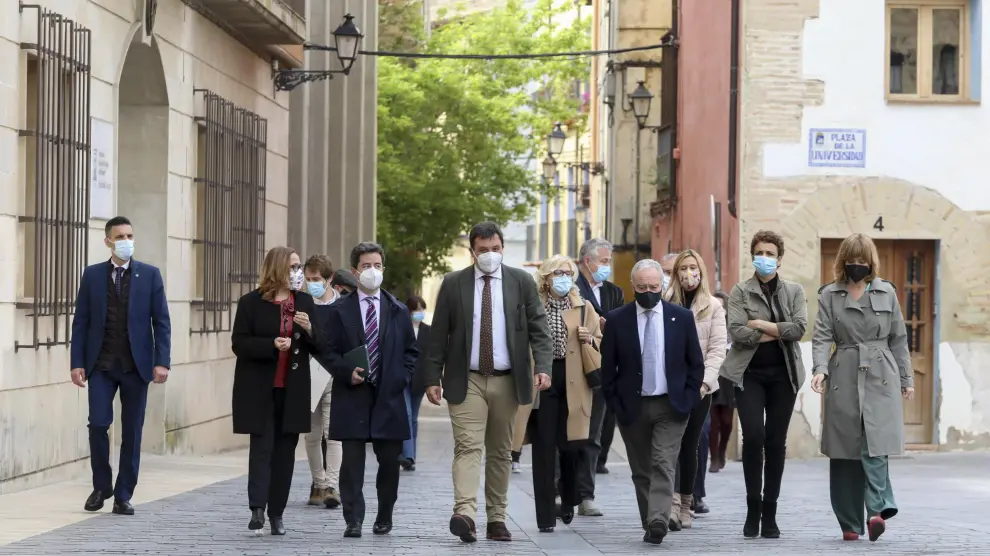 El secretario de Estado y los representantes institucionales camino del antiguo Seminario de Huesca.