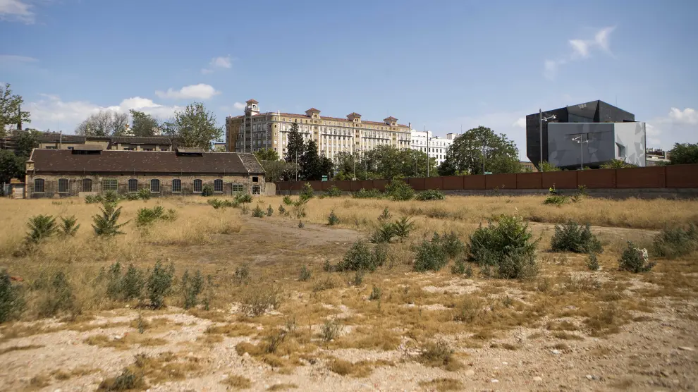 Vista de los terrenos de la antigua factoría de Averly, con el edificio Caixaforum al fondo.