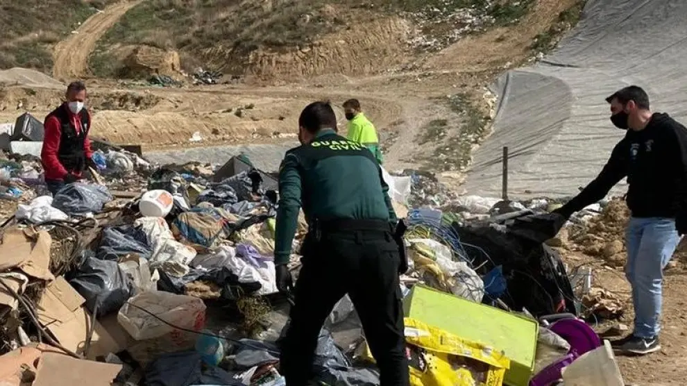 Los agentes inspeccionaron el interior de un contenedor de residuos al que se habían arrojado objetos robados.