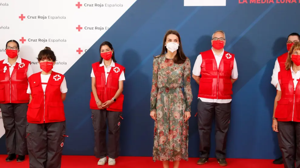 La reina Letizia posa con unos voluntarios a su llegada para presidir el acto conmemorativo del Día Mundial de la Cruz Roja y de la Media Luna Roja 2021