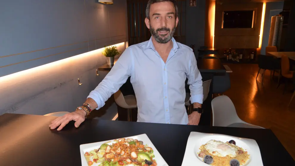 Óscar Gargallo, con dos de los platos del día de Lekune.