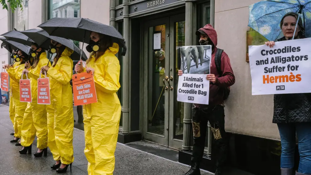 PETA protesta ante la tienda neoyorquina de Hermés por su uso de pieles