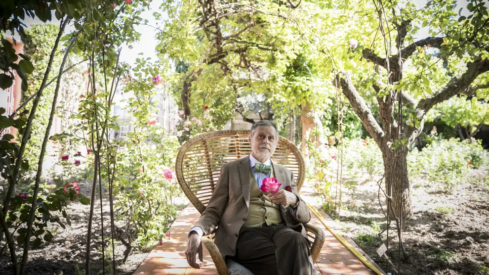 El farmacéutico y empresario cosmético Jerónimo Ors, en su jardín de rosas.
