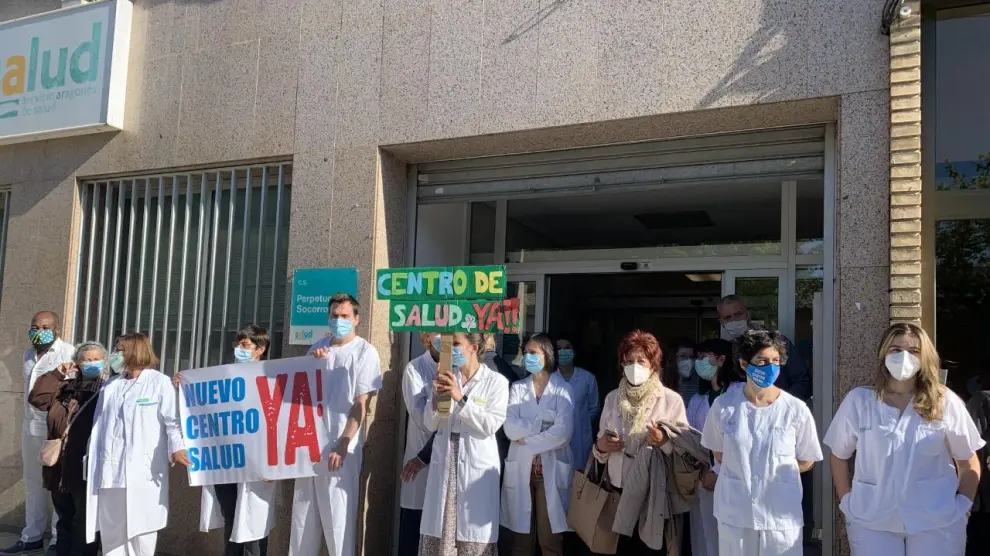 Concentración del personal este viernes en la puerta del centro de salud de Huesca.