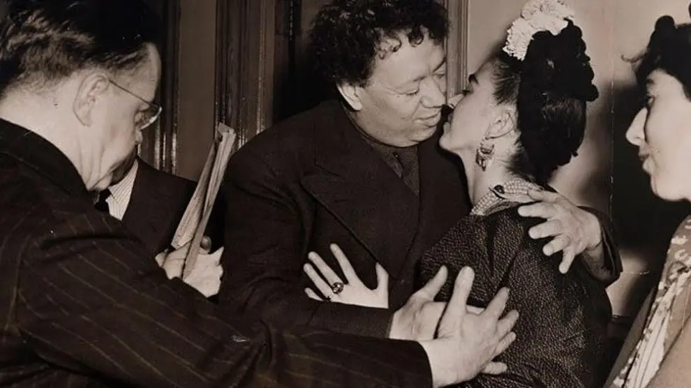Diego Rivera y Frida Khalo se besan tras contraer matrimonio, una de las fotos a subasta
