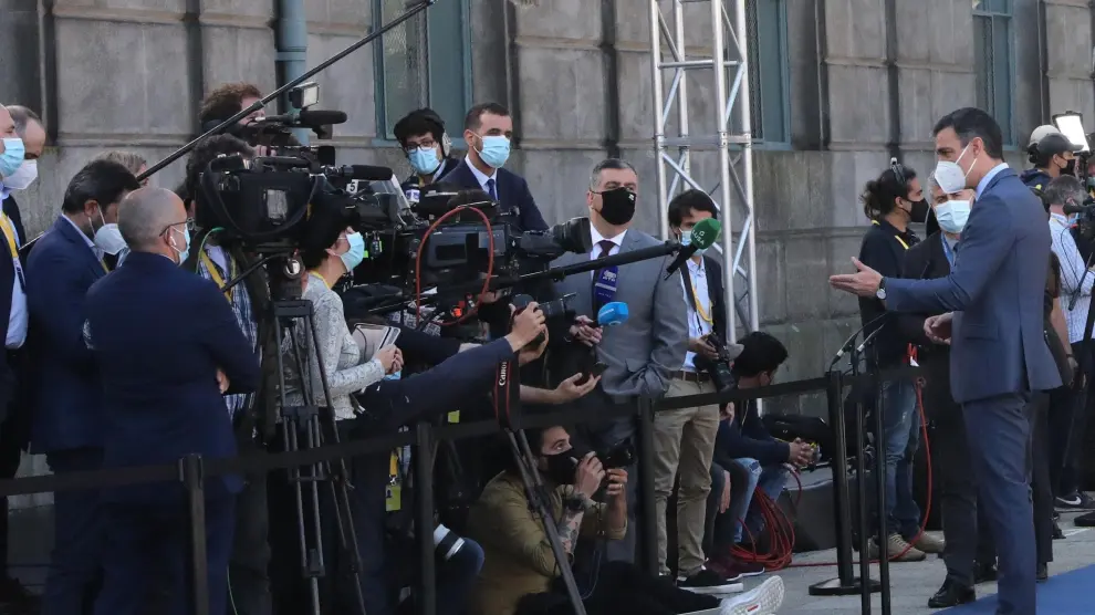 El presidente del Gobierno, Pedro Sánchez, hace declaraciones a los medios a su llegada a la Cumbre Social