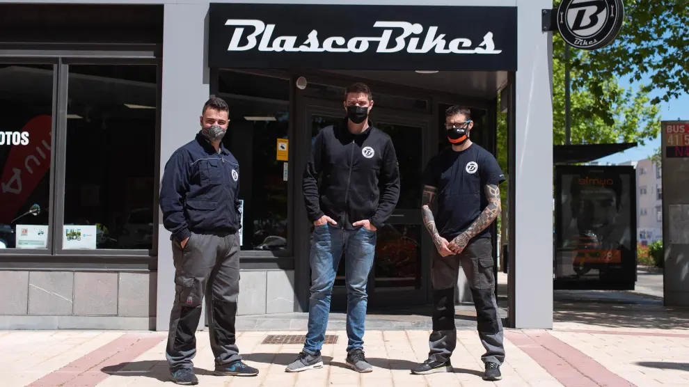 En el centro, Sergio Blasco junto a dos de sus empleados en Blasco Bikes