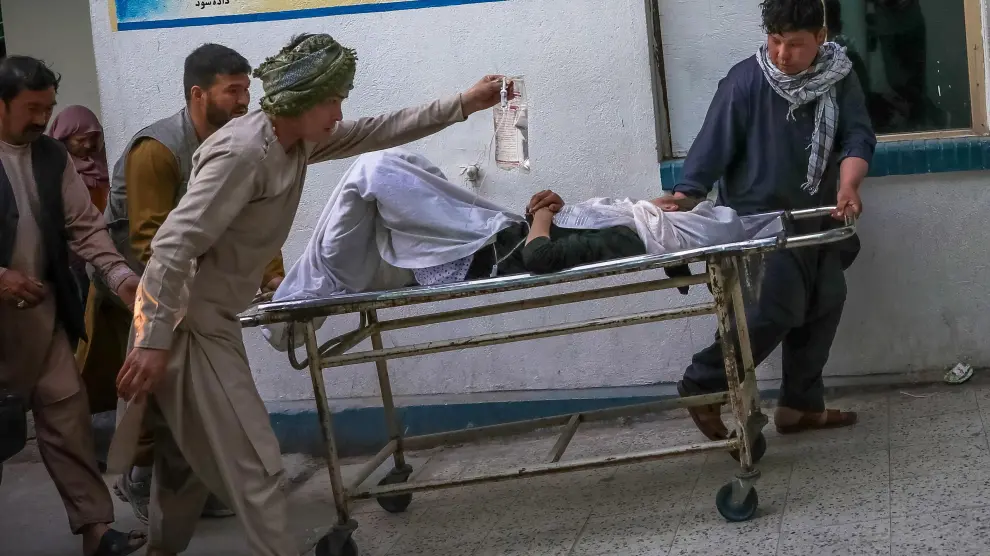 Trasladan a un hospital a una joven víctima del atentado terrorista, este sábado en Kabul.