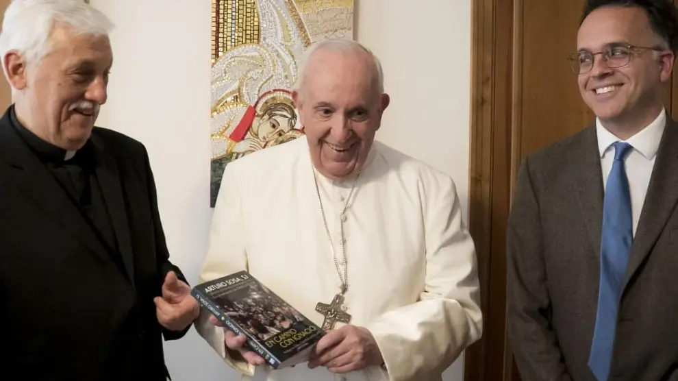 Arturo Sosa, superior general de los jesuitas, y el periodista Darío Menor entregan al Papa un ejemplar del libro.