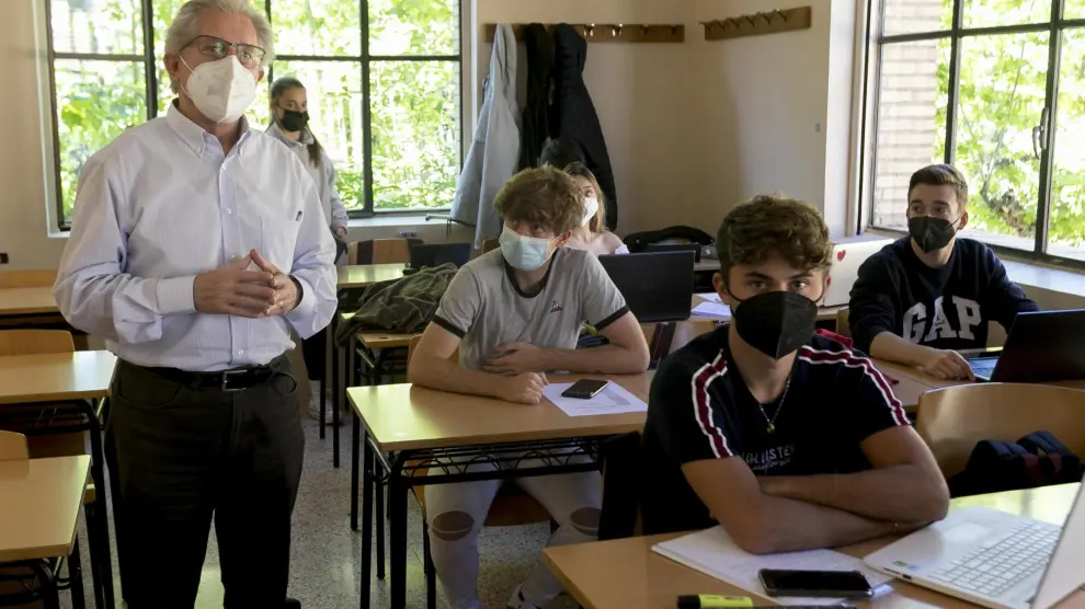 Francho Nagore, en la Facultad de Ciencias Humanas y de la Educación de Huesca, con sus alumnos de 1º de Magisterio de Educación Primaria