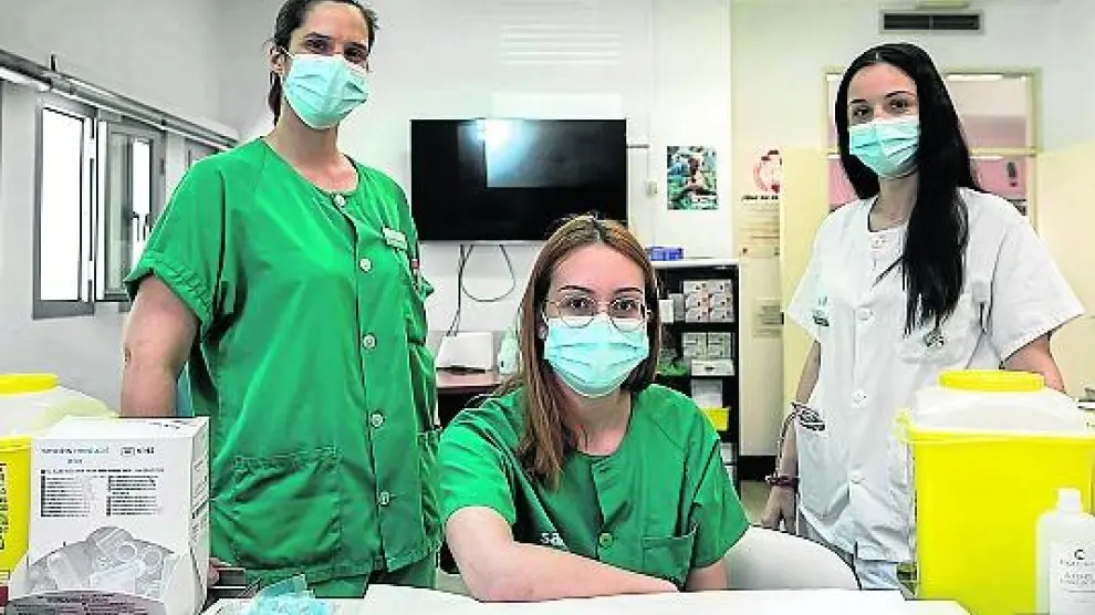 Andrea García, María Sisas y Eva Vidal, enfermeras de refuerzo en el centro de salud del Arrabal