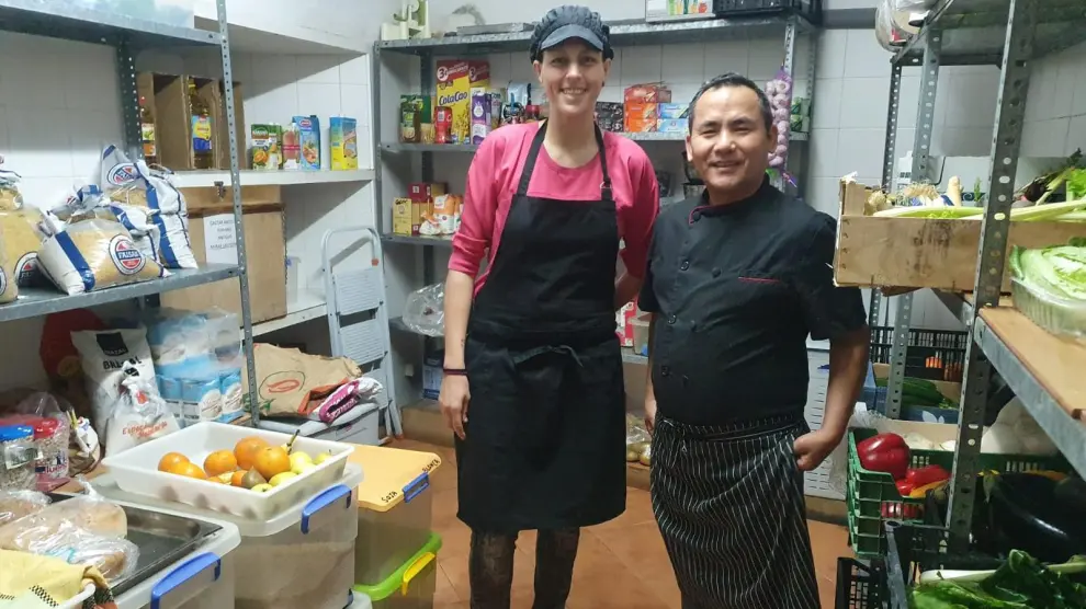 Pilar y Nunho se encargan de la cocina del monasterio.
