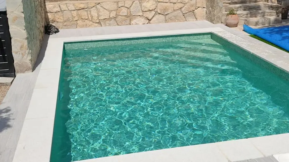 Una piscina construida por la empresa aragonesa Piscinas Alpuente.