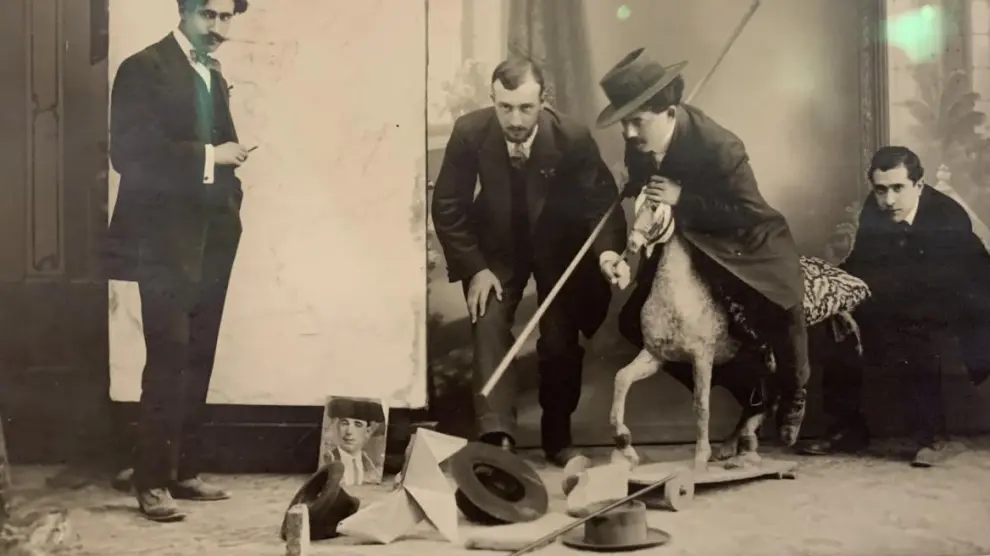 Fotografía del archivo de Ramón Acín donde se le puede ver a él y a unos amigos en la suerte de varas, asaeteando a unas pajaritas.