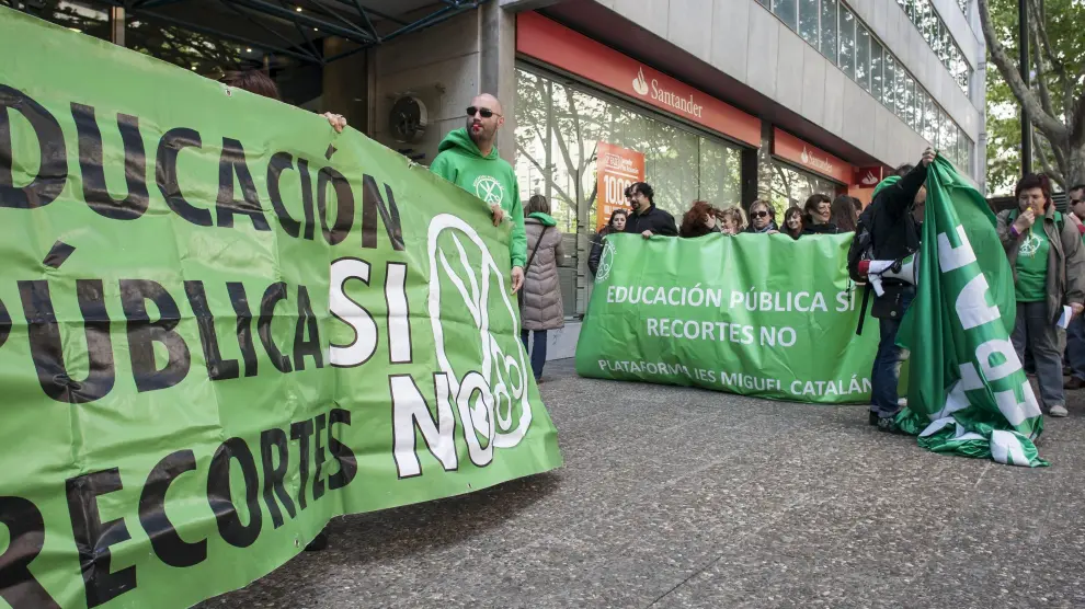Protesta de la Marea Verde ante la sede de Educación en Zaragoza, en mayo de 2013.