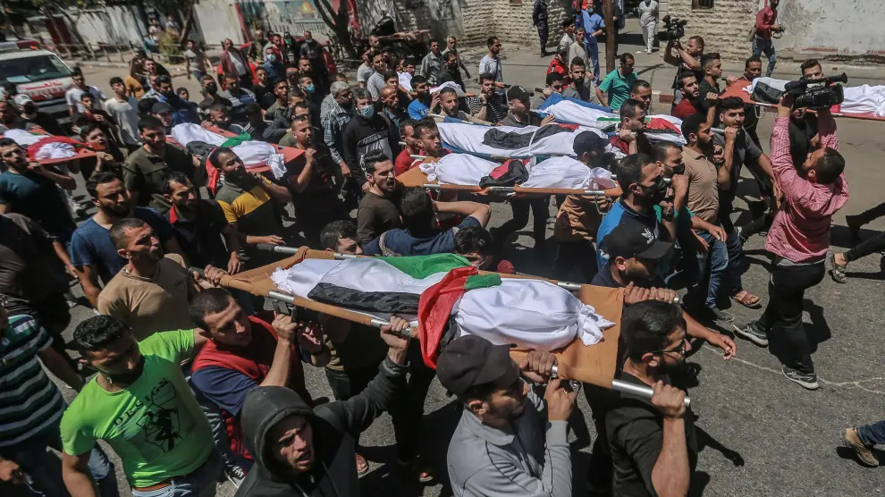 Palestinos portan los cuerpos sin vida de la familia palestina muerta en bombardeos de Israel.
