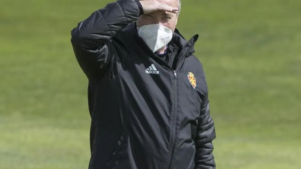 Juan Ignacio Martínez se protege del sol en el entrenamiento del equipo.