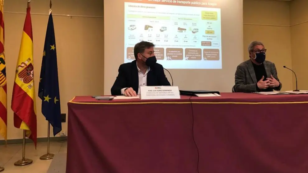 El consejero de Vertebración del Territorio, Movilidad y Vivienda, José Luis Soro, y el director general de Transportes, Gregorio Briz, han presentado en Huesca el nuevo Mapa Concesional de Transportes de Viajeros.