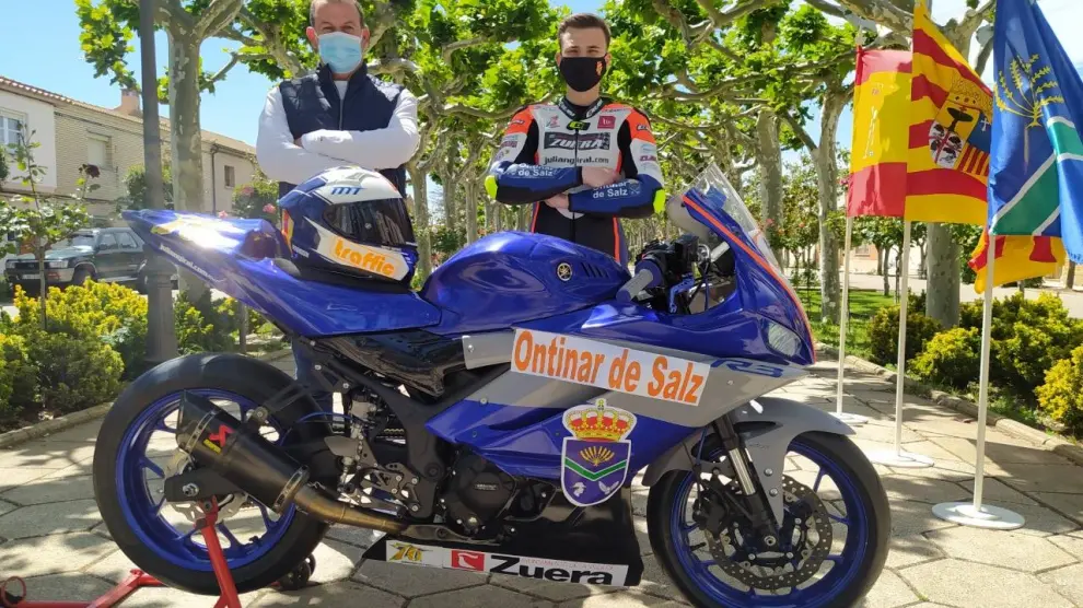 Julián Giral, posa junto a su moto en su localidad, Ontinar de Salz.