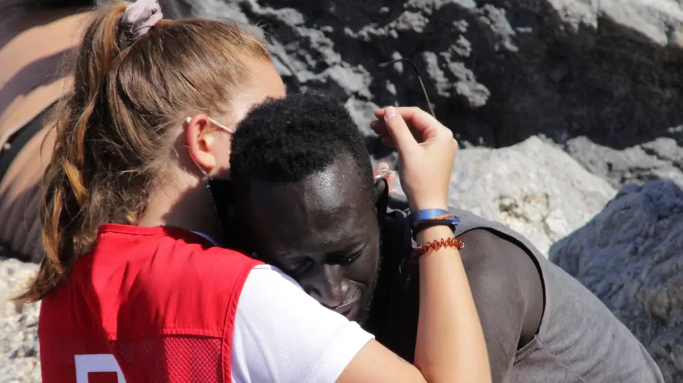Luna, la voluntaria de la Cruz Roja que consoló en su desesperación al chico africano llegado a nado a España.