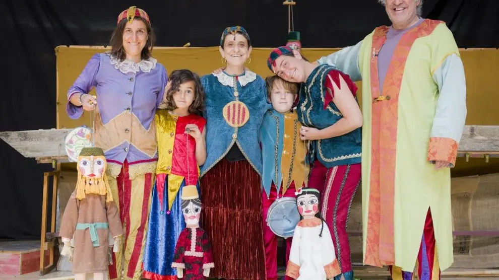 Ensayo general del espectáculo 'El Rey y las juglaras' que reúne a tres generaciones de los Titiriteros de Binéfar.