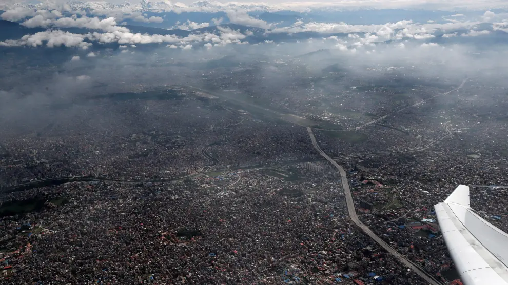 Vista de Katmandú con la cordillera del Himalaya al fondo desde el avión en el que vuelven repatriados los montañeros.