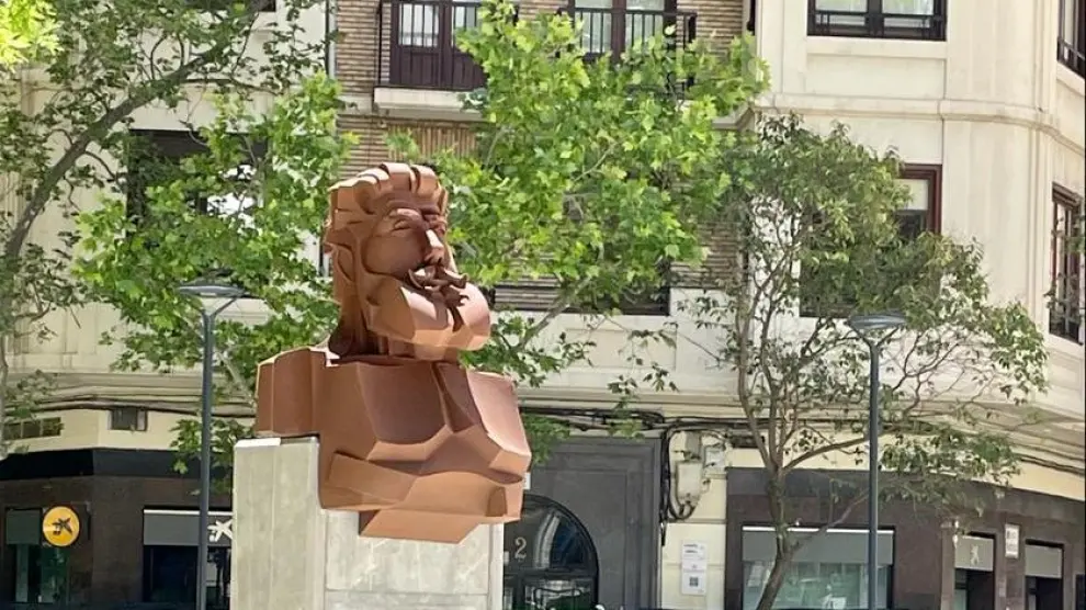 La escultura de Joaquín Costa a su vuelta a la plaza de Santa Engracia de Zaragoza.