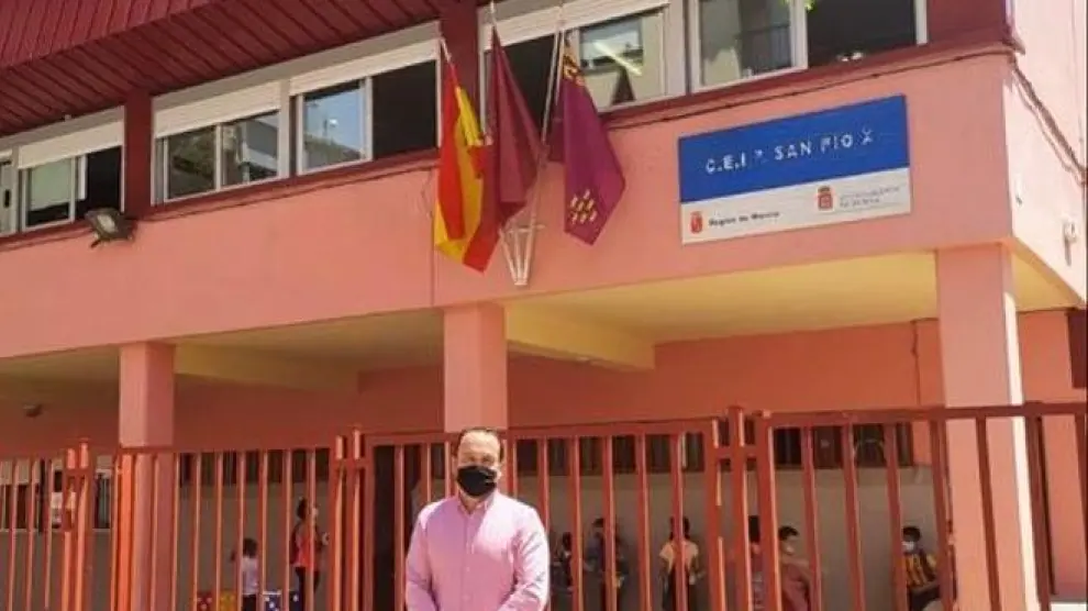 El concejal de Vox en Murcia, José Palma, durante una visita este miércoles al colegio San Pio X.